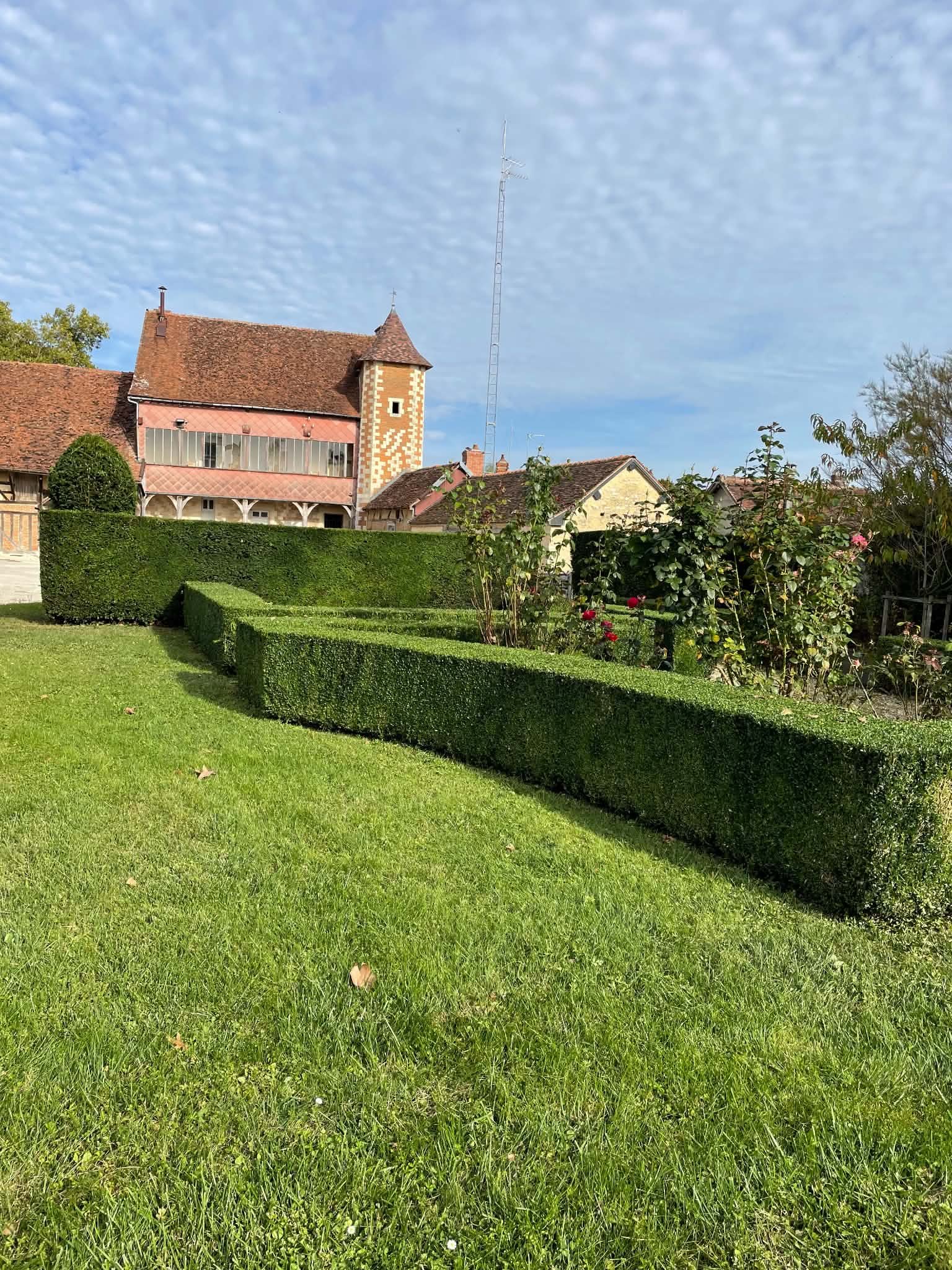 Haies taillées dans un jardin structuré