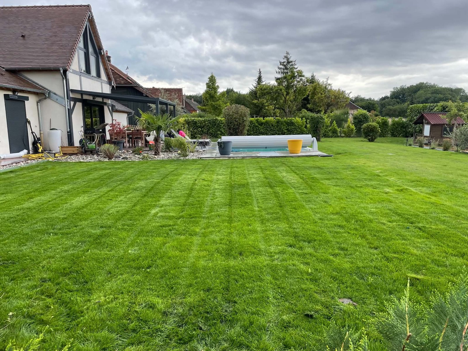 Pelouse fraîchement tondue avec piscine